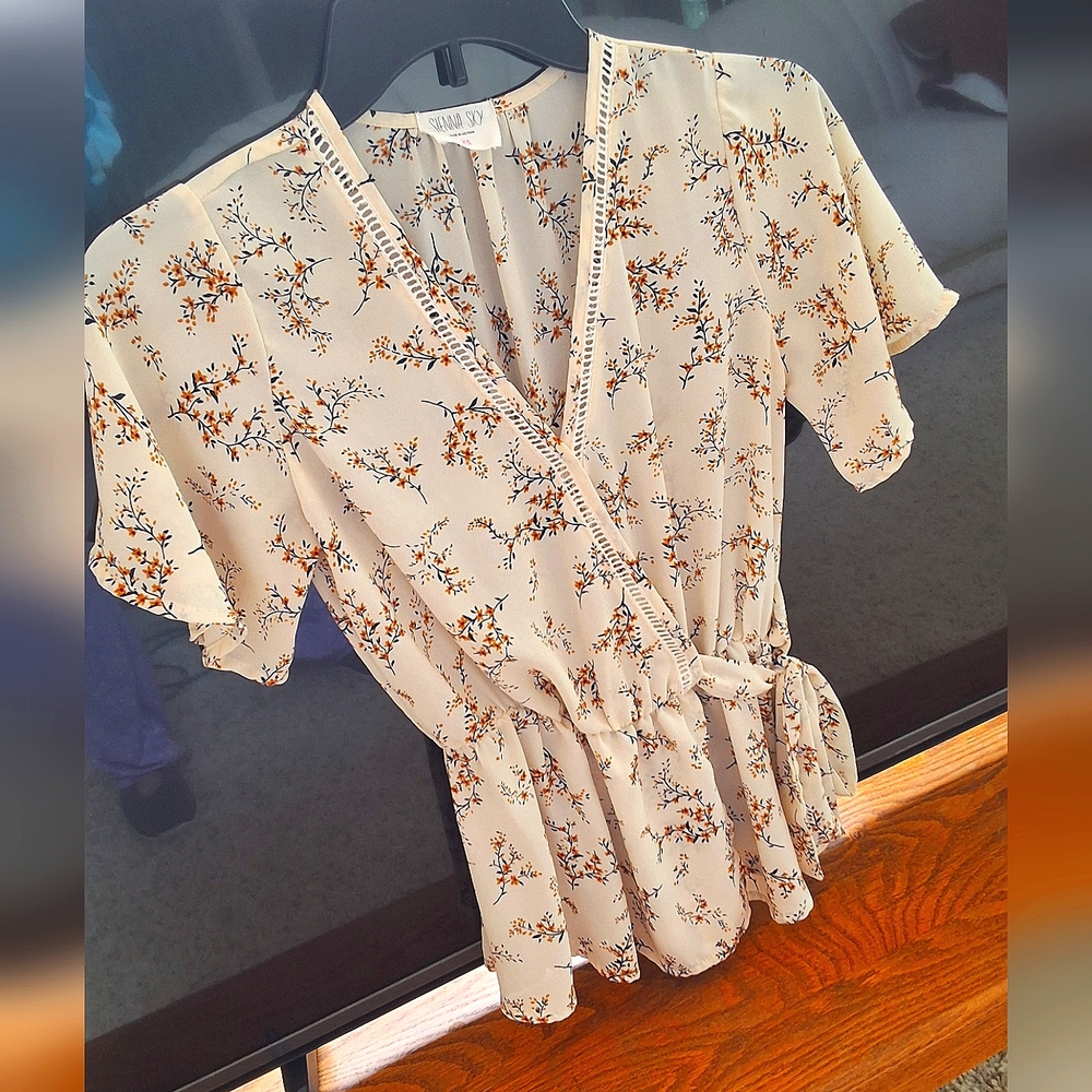 Sienna Sky, XS, Woman's Fluttered Sleeves Top